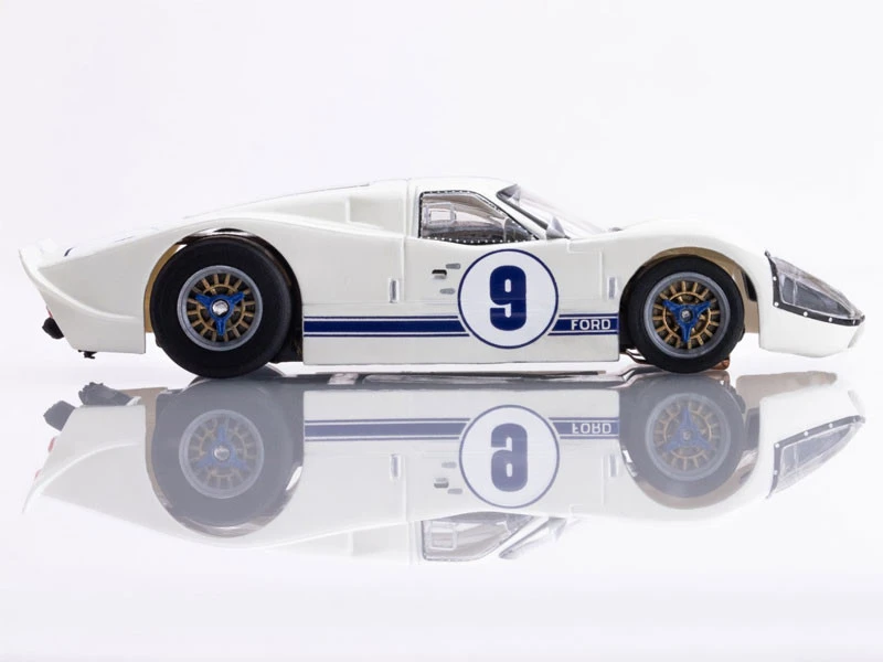 AFX Ford GT40 Mark IV #9 White Mega G+ HO Slot Car 4 AFX Ford GT40 Mark IV #9 White Mega G+ HO Slot Car - Image 4